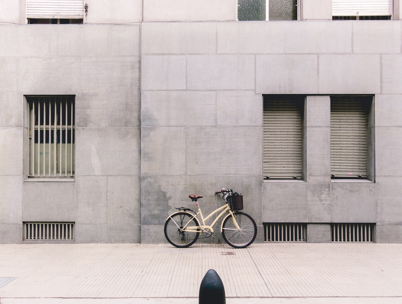 Rower a miasto – jak zwiększyć bezpieczeństwo podczas jazdy po miejskich ulicach