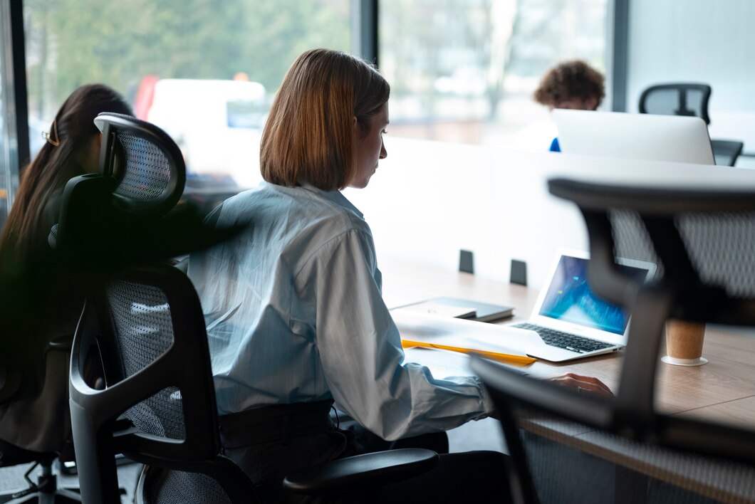 Ergonomiczne meble biurowe – jak wybrać odpowiednie dla swojego miejsca pracy?