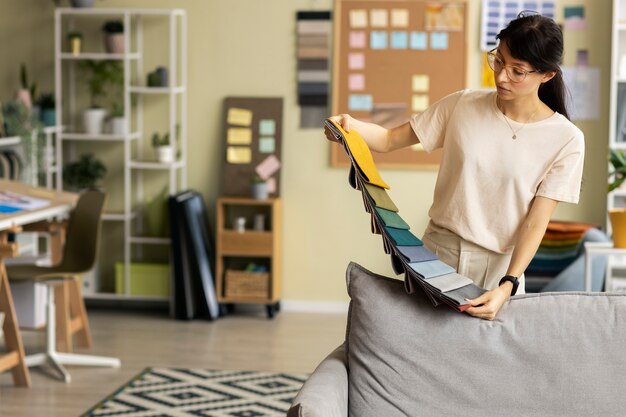 Jak wybrać wielofunkcyjny mebel do optymalizacji przestrzeni w niewielkim wnętrzu?