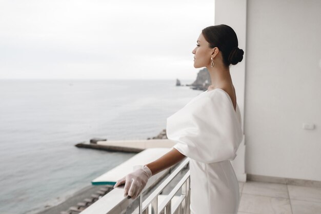 Sztuka Prostoty: Jak Minimalizm w Modzie Ślubnej Podkreśla Naturalne Piękno