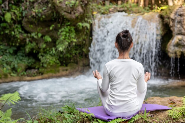 „Odnajdywanie wewnętrznego spokoju poprzez świadome spacerowanie”