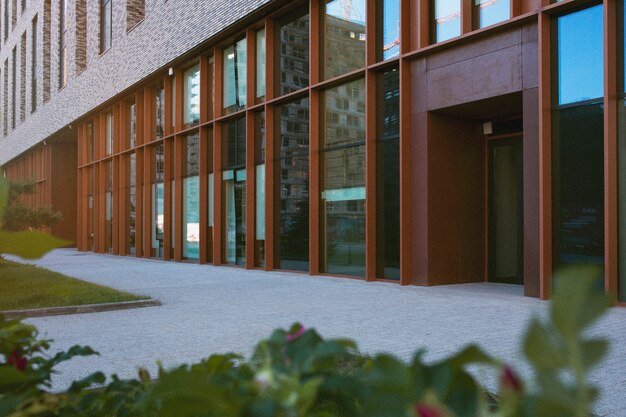 Jakie korzyści przynoszą energooszczędne drzwi zewnętrzne w nowoczesnym budownictwie?