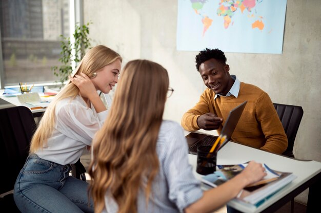 Jak skutecznie przygotować firmę na przyjęcie pracowników z zagranicy?