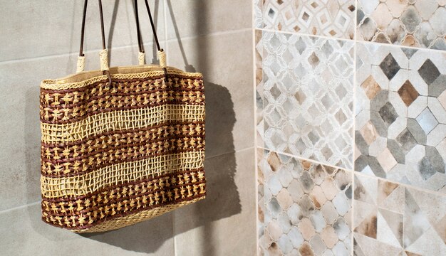 Jakie korzyści przynosi zastosowanie płytek inspirowanych naturą w aranżacji wnętrz?