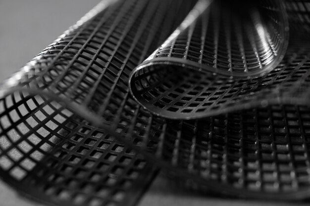 Zastosowania siatek metalowych w przemyśle: Od filtracji po ochronę środowiska