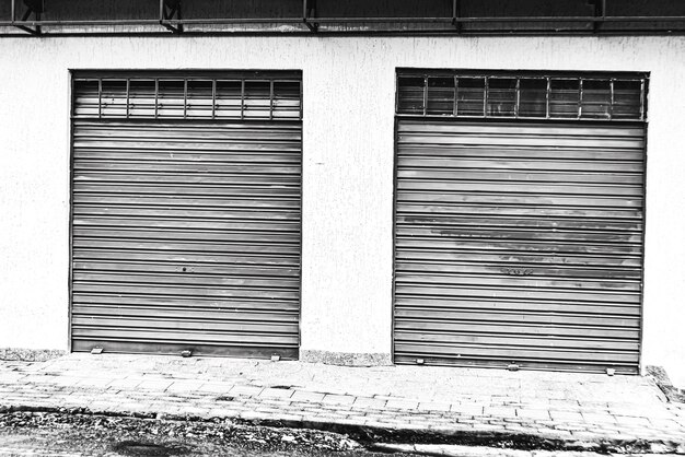 Jak wybrać odpowiednie prowadnice do bram segmentowych?