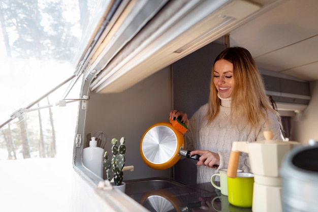 Jak zaprojektować wnętrze kampera, aby maksymalnie wykorzystać przestrzeń?