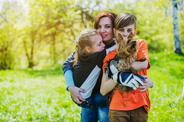 Jakie korzyści przynosi adopcja psa dla rodziny?