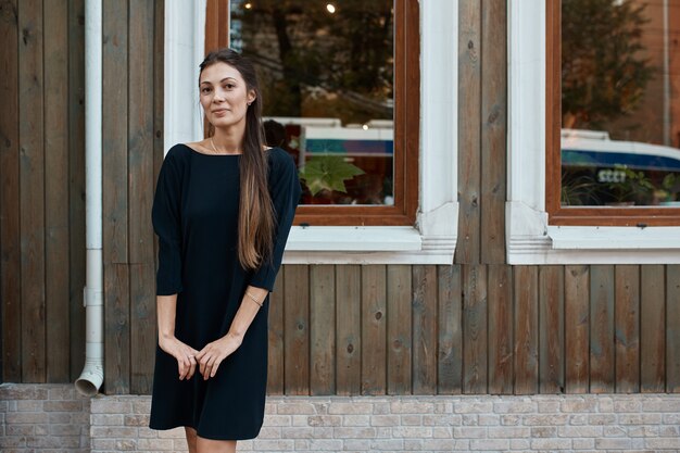 Jak wybrać idealną sukienkę na każdą okazję: przewodnik po stylach i sylwetkach