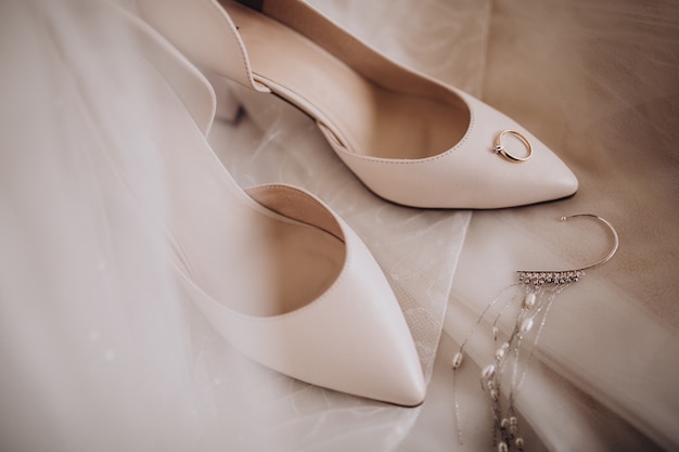Jak wybrać idealne buty ślubne, które posłużą na lata?