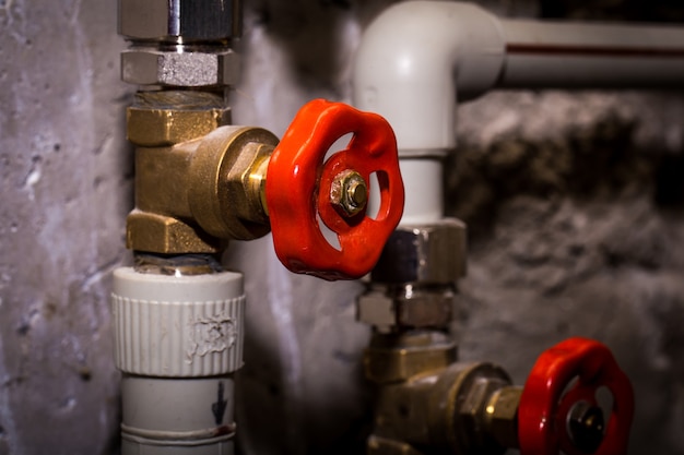 Jakie są najczęstsze przyczyny wycieków w instalacjach hydraulicznych?