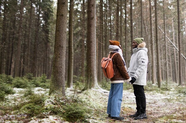 Podróże w zgodzie z naturą: jak minimalizm może wzbogacić Twoje doświadczenia podróżnicze?
